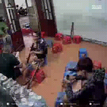 Người lái đò bằng ống điếu :D